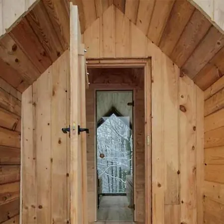 Vakantiehuis Stunning In Roztoka With Jacuzzi *